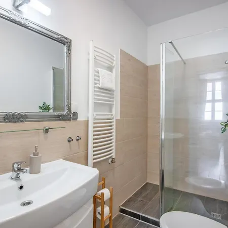 Black Swan House, Old Town